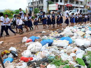 Derlakatte primary school kids protest ill effects of garbage near their school